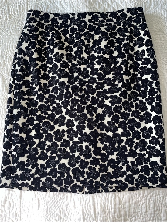 J. Crew Dresses & Skirts - J. Crew Black & White Floral Pencil Skirt. Lined. Back zipper.  Size 2.